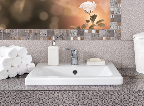 Pila Toallas Blancas Limpias Encimera Cerámica Baño Moderno Con Hermosa —  Fotos de Stock