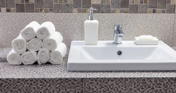 Egy Halom Tiszta Fehér Törölköző Kerámia Pult Tetején Modern Fürdőszobában — Stock Fotó