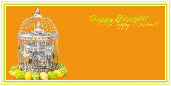旧的金属笼子 橙色背景上有复活节彩蛋 节日贺卡 以邀请或祝贺 — 图库照片
