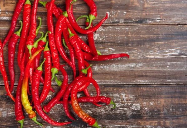 Chili Piros Csípős Paprika Fából Készült Asztal Összetétele Felülnézeti Lapos — Stock Fotó