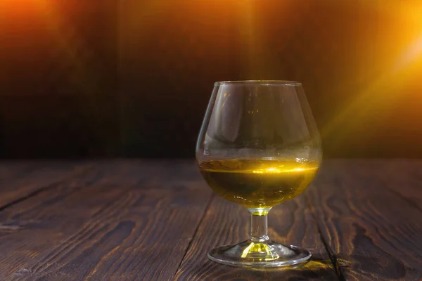 Szklanka Whisky Lub Brandy Drewnianym Stole Jasnym Świecącym Tle Pięknym — Zdjęcie stockowe