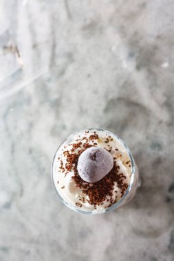 Güzel mermer tezgah arka plan üzerinde kiraz çilek dondurma. Üstten görünüm düz yatıyordu