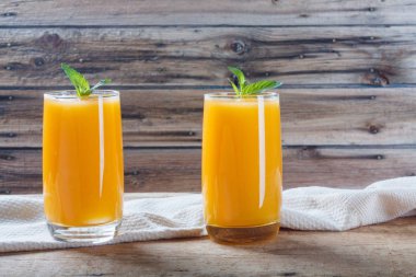 Eski ahşap masa üzerinde sağlıklı kabak meyve güler yüzlü nane yaprakları.