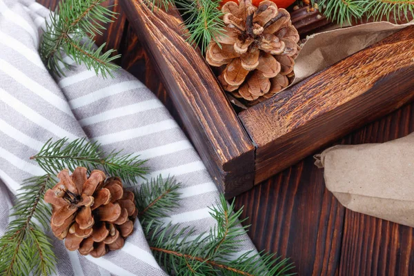 Weihnachtsbaumzweig Mit Geschenk Holzkiste Auf Tisch — Stockfoto