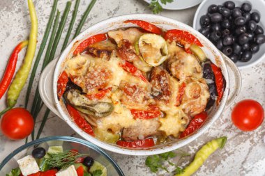 Geleneksel lezzetli rustik stew tavuk ve sebze, domates, biber ve peynir ile dekore edilmiştir. Yunan salatası ve siyah zeytin ile