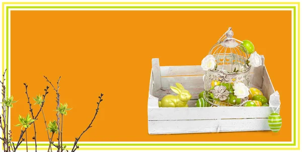 イースターエッグとオレンジ色の背景に面白いウサギ 招待状または緑の枝 お祝いの休日カード — ストック写真
