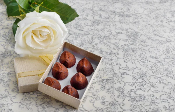 Güzel Beyaz Altın Hediye Kutusu Çikolata Truffles Ile Sevgililer Günü — Stok fotoğraf