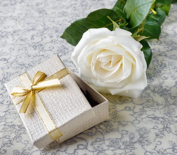 Schöne Weiße Rose Mit Goldener Geschenkschachtel Für Valentinstag Oder Hochzeit — Stockfoto