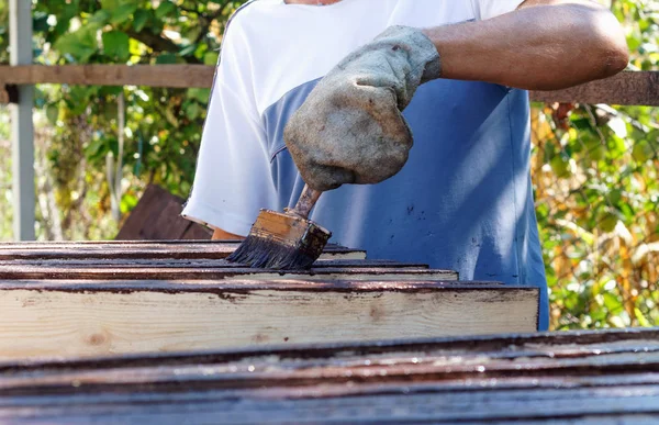 Eski eldiven erkek işçi çit panoları açık resim