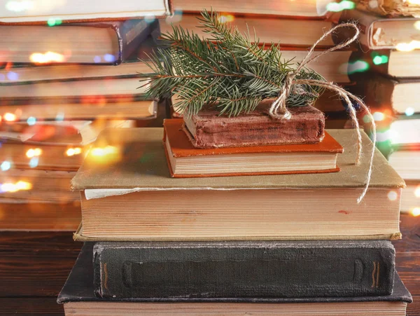 Spruce Galho Amarrado Com Corda Velha Pilha Livros Antigos Vintage — Fotografia de Stock