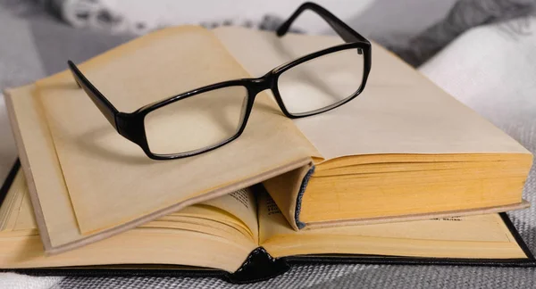 Pila Libri Vintage Aperti Con Bicchieri Sul Tavolo — Foto Stock