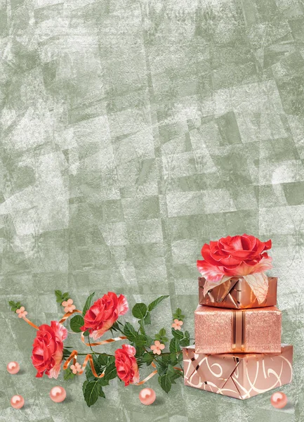 Cartão Férias Com Caixas Presente Pérolas Buquê Belas Rosas Vermelhas — Fotografia de Stock