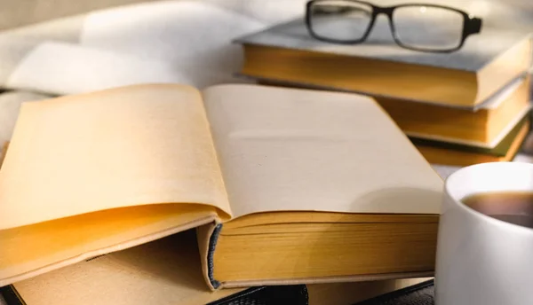 Montón Libros Vintage Abiertos Con Vasos Taza Mesa — Foto de Stock