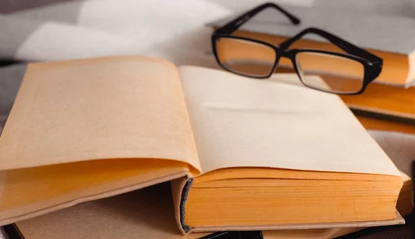 桌子上戴着眼镜的开放的复古书籍 — 图库照片
