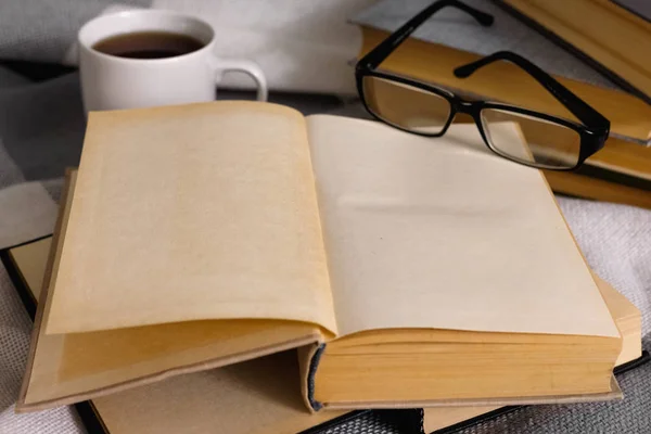 Tablo Üzerinde Gözlük Çay Ile Açık Vintage Kitap Yığını — Stok fotoğraf