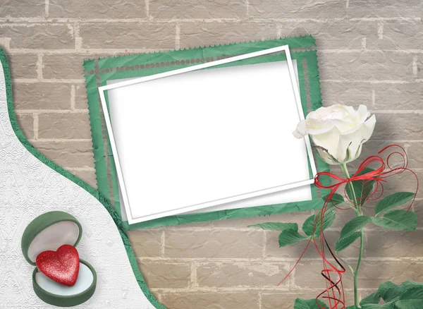白いバラ 弓とバレンタイン カードの用紙の背景にギフト ボックスの象徴的な中心部でお祝いグリーティング カード — ストック写真
