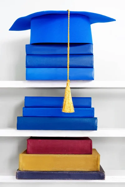 Afstuderen Blauwe Mortarboard Bovenop Stapel Boeken Houten Plank Achtergrond Van — Stockfoto