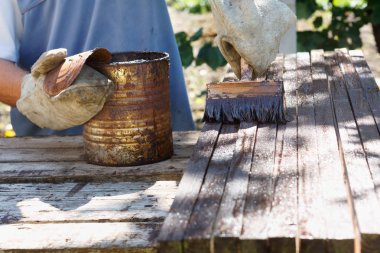 Eski eldiven erkek işçi çit panoları açık resim