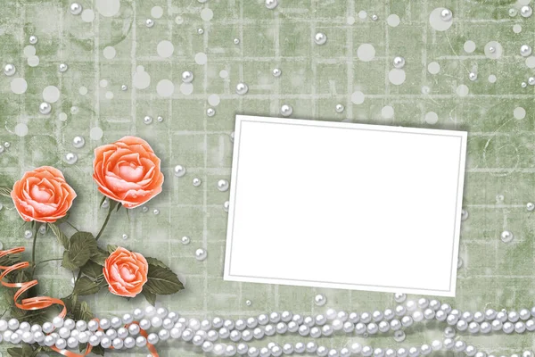 节日卡片与珍珠和美丽的红玫瑰花束在绿纸背景上 为祝贺或邀请 — 图库照片