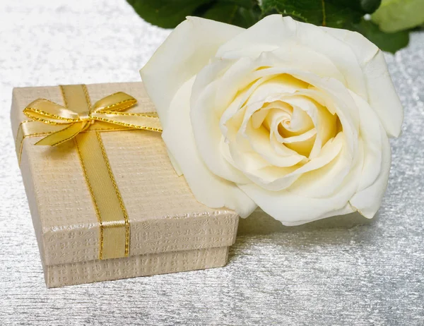 Beautiful White Rose Golden Gift Box Valentine Day Wedding — стоковое фото