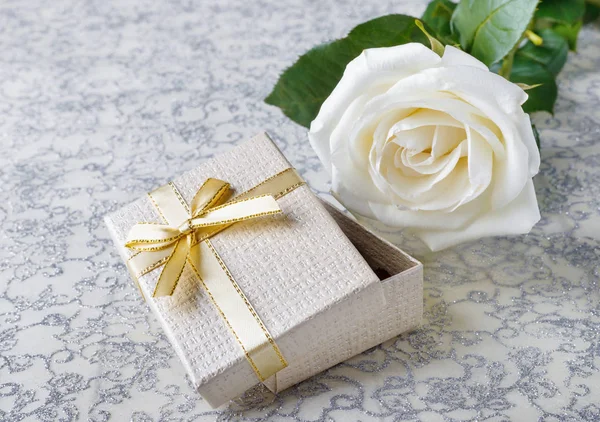 Piękna Róża Biały Złote Pudełko Walentynki Lub Wesele — Zdjęcie stockowe