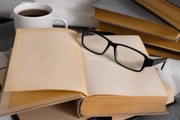 Tablo Üzerinde Gözlük Çay Ile Açık Vintage Kitap Yığını — Stok fotoğraf