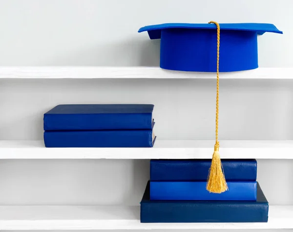 Graduación Mortero Azul Parte Superior Pila Libros Estante Madera Fondo — Foto de Stock