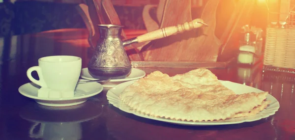 Café Turco Caliente Con Pasteles Nacionales Frescos Tradicionales Caucásicos —  Fotos de Stock