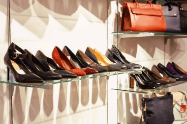 Güzel moda deri ayakkabı ve çanta mağaza ile raflar