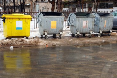 Toplamak ve çöp sıralama Caddesi üzerinde plastik kaplar