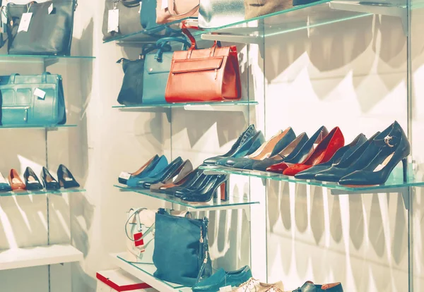 Güzel moda deri ayakkabı ve çanta mağaza ile raflar