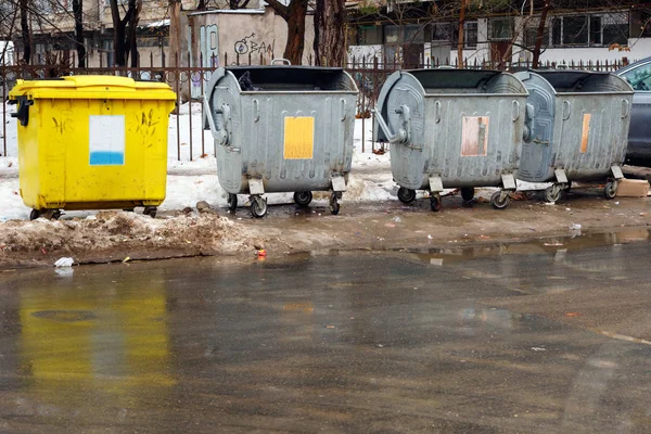 Contenedores Plástico Calle Para Recoger Clasificar Basura — Foto de Stock