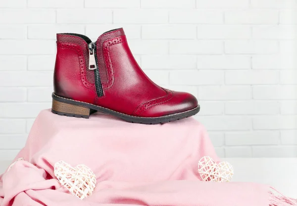 Модний Красивий Рожевий Шарф Одяг Модним Фіолетовим Взуттям Полиці Магазині — стокове фото