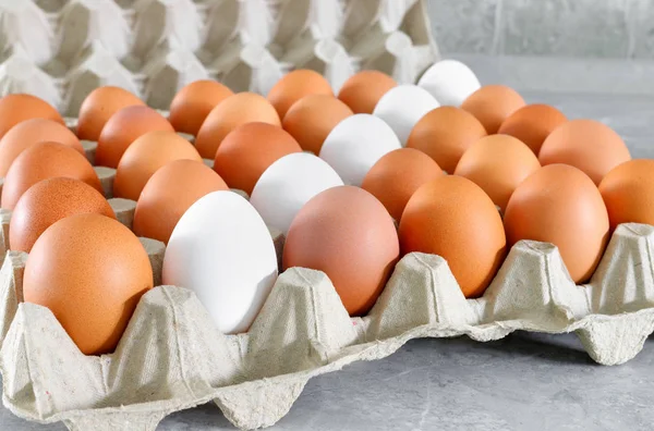 Frische Rohe Weiße Und Braune Eier Papierverpackung Auf Dem Tisch — Stockfoto