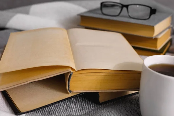 Tablo Üzerinde Gözlük Çay Ile Açık Vintage Kitap Yığını — Stok fotoğraf