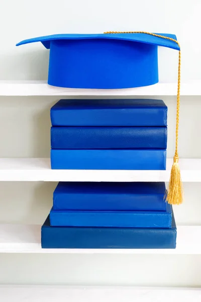 Graduation Blue Mortarboard Top Stack Books Wooden Shelf Background Vintage — Stock Photo, Image