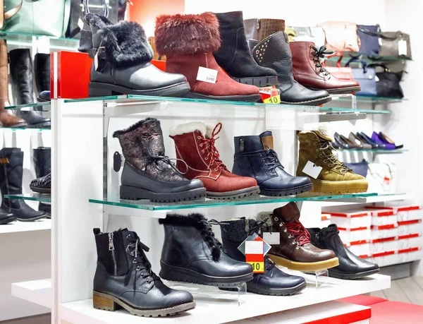 Estantes Con Hermosos Zapatos Bolsos Cuero Moda Tienda — Foto de Stock