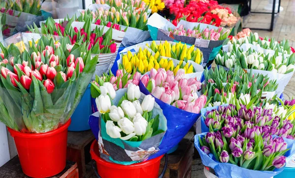 Barevné Tulipány Růže Další Květiny Květináčích Vstup Malé Květinářství — Stock fotografie