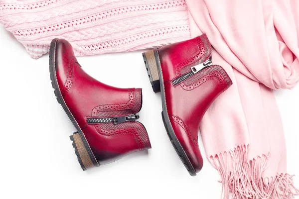 Модний Красивий Рожевий Шарф Светр Модними Фіолетовими Туфлями Білому Тлі — стокове фото