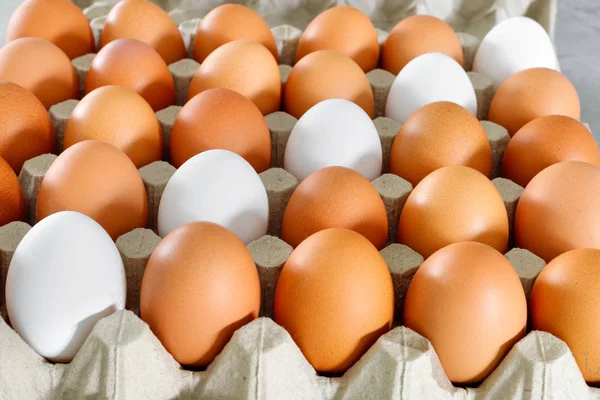 Conjunto Huevos Frescos Crudos Blancos Marrones Envases Papel Sobre Mesa —  Fotos de Stock