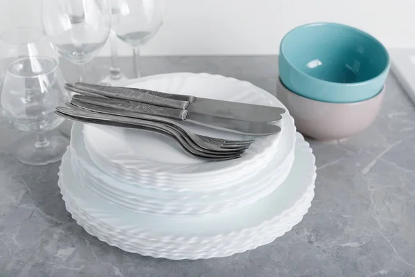 Pila Platos Limpios Con Tenedores Cuchillos Vasos Para Servir Mesa —  Fotos de Stock