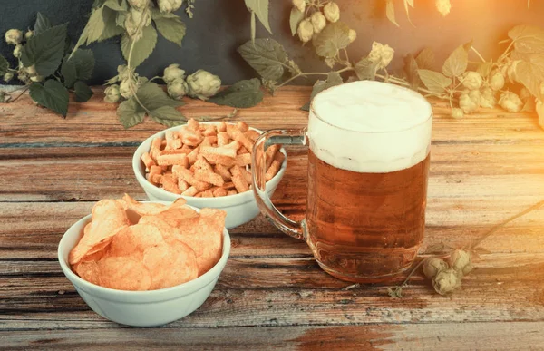 Caneca Vidro Cerveja Dourada Fresca Fria Com Biscoitos Batatas Fritas — Fotografia de Stock