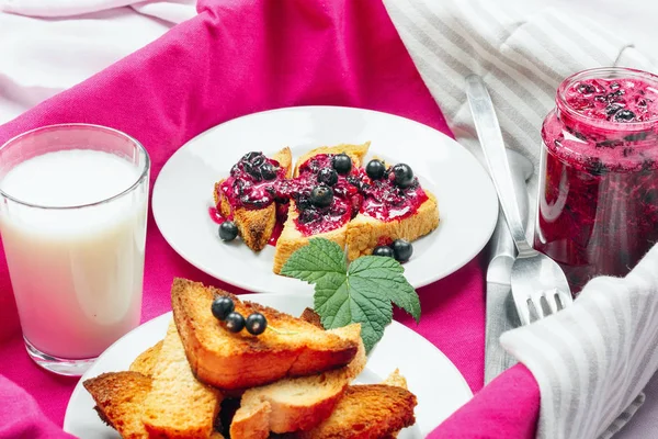 Lezzetli Tost Ekmeği Yapımı Frenk Üzümü Reçeli Süt Parlak Kırmızı — Stok fotoğraf