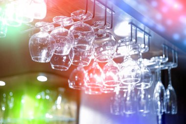 Boş gözlük Restoran çubuğunun üzerinde asılı. Gece hayatı 