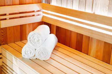 Su ve temiz havlu kova ile dinlenmek için geleneksel Klasik Ahşap sauna