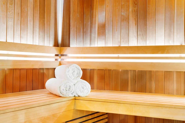 Sauna Tradicional Madera Para Relajarse Con Cubo Agua Juego Toallas — Foto de Stock