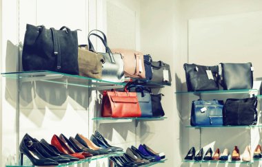 Güzel moda deri ayakkabı ve çanta mağaza ile raflar