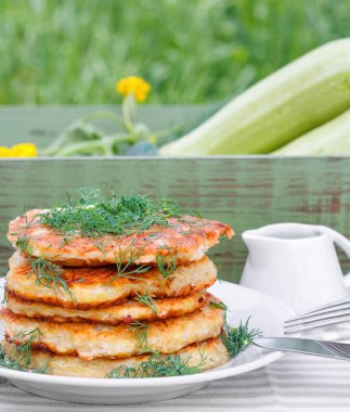 Kabak ve ekşi krema ve Bahçe arka planda dereotu ile taze sebze lezzetli gözleme