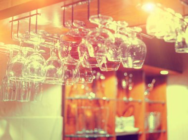 Boş yukarıda asılı şarap gözlük Restoran barda. Gece hayatı 
