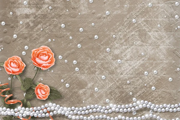 お祝いや招待状のために 茶色の紙の背景に美しい桃のバラの真珠と花束とホリデーカード — ストック写真
